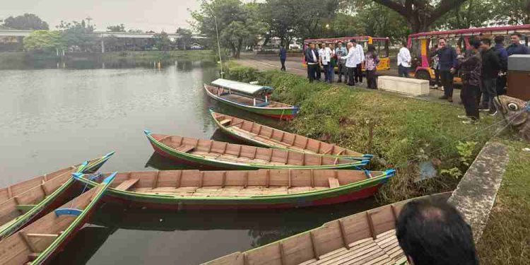Pembangunan 
Spot Pasar Terapung di kawasan TMII sebagai bagian dari program 
CSR Bank Kalsel. (foto : Bank Kalsel)