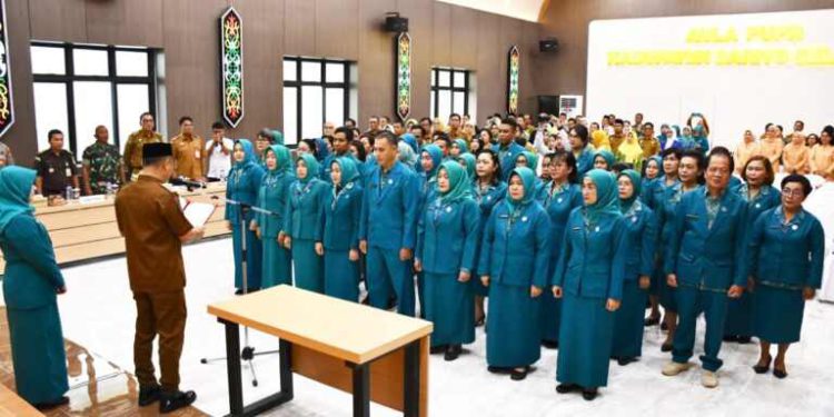 Pengukuhan dan pelantikan TP PKK Barsel oleh Bupati  Barsel Eddy Raya Samsuri, di Aula Dinas PUPR Barsel. (foto : istimewa)