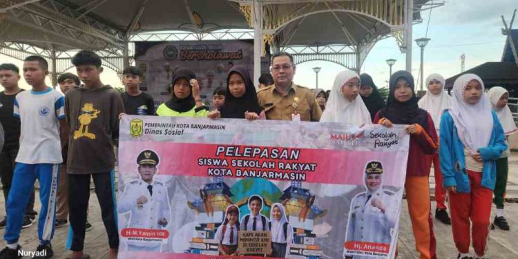 Kadinsos Banjarmasin Nuryadi saat pelepasan 42 anak Banjarmasin untuk mengikuti sekolah rakyat. (foto : shn/seputaran)