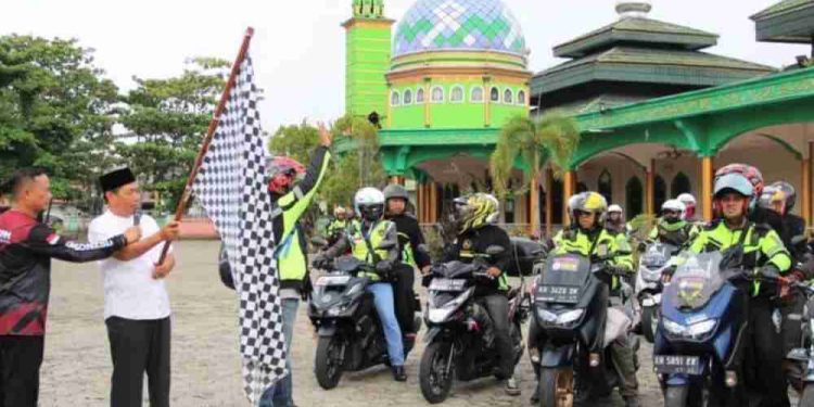 Asisten Administrasi Umum Barsel Mirwansyah saat melepas ratusan warga Barsel menuju haul Guru Sekumpul. (foto : istimewa)