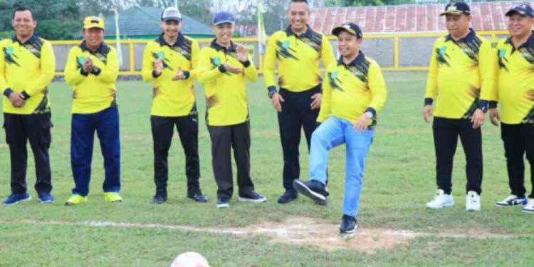 Bupati Tapin H Yamani tendang bola, tanda dibuka Turnamen Sepakbola Bupati Cup 2025. (foto : istimewa)
