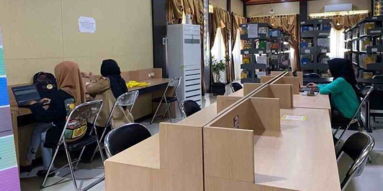 Pengunjung Perpus Palnam saat menikmati suasana baca yang nyaman Perpus Palnam. (foto : istimewa)
