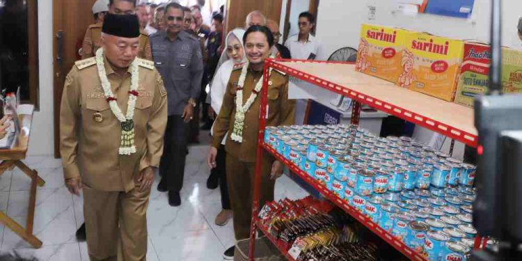 Gubernur dan Wakil Gubernur Kalsel H Muhidin - H Hasnuryadi Sulaiman meninjau Koperasi Merah Putih Desa Indrasari usai diresmikan. (foto : istimewa)