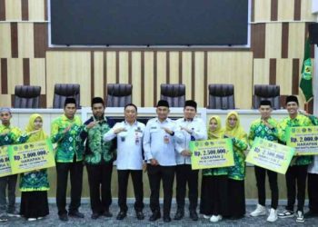 Pemkab Tapin Serahkan Bonus kepada Kafilah Berprestasi di MTQ Kalsel