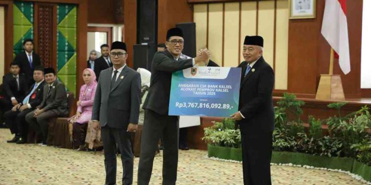 Penyerahan Dividen secara  simbolis oleh Direktur Utama Bank Kalsel, Fachrudin kepada Gubernur Kalsel H Muhidin. (foto : Bank Kalsel)