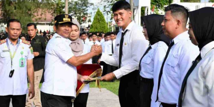 Wakil Bupati Barsel, Khristianto Yudha saat serahkan SK ASN. (foto : istimewa)