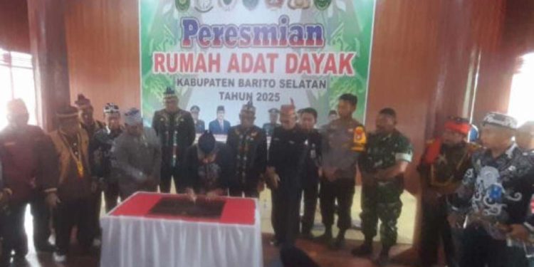 Pj Bupati Barsel H Deddy Winarwan saat penandatanganan prasasti tanda peresmian Rumah Adat Dayak Barsel. (foto : istimewa)