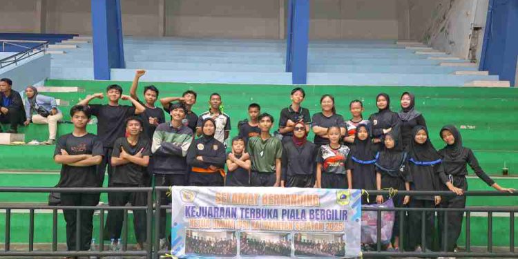 Pesilat Walet Putih seusai Kejuaraan Terbuka tingkat usia dini,pra remaja dan remaja antar perguruan se Kalimantan Selatan merebutkan piala bergilir Ketua IPSI Provinsi Kalsel tahun 2025. (foto : putza/seputaran)