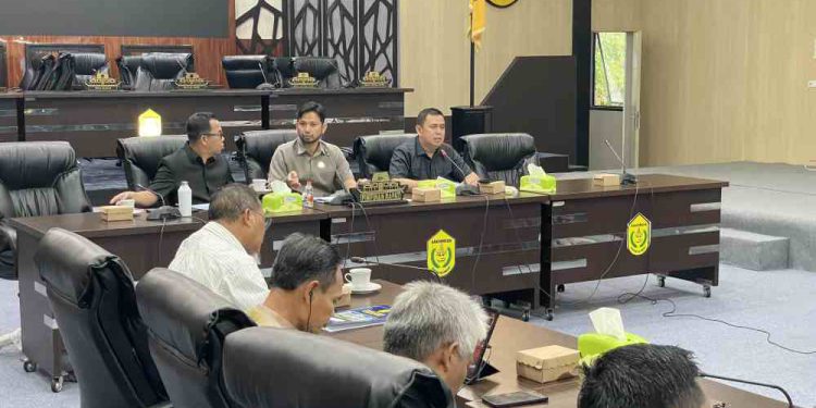 Ketua DPRD Banjarmasin Rikval Fachruri saat memimpin Rapat Banggar. (foto : sna/seputaran)