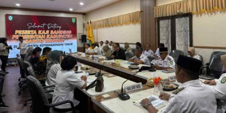 Wabup Barsel Khristianto Yudha saat ikut kaji banding  Tapping Box di Bapenda Kotim. (foto : istimewa)