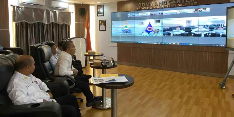 Pemprov Kalsel melalui instansi terkait saat ikut Rapat Koordinasi secara virtual terkait Monitoring dan Evaluasi Perkembangan Penanganan Karhutla oleh BNPB. (foto : istimewa)