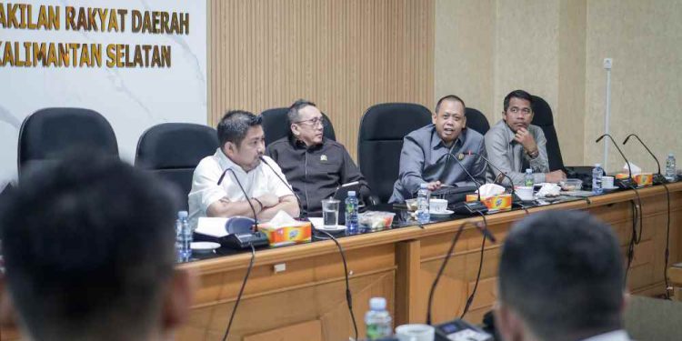 Pansus I DPRD Kalsel saat rapat finaliasi Raperda Pedoman Pembentukan Produk Hukum Daerah. (foto : istimewa)