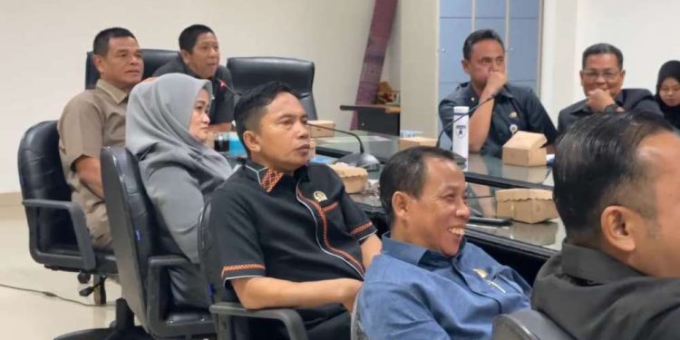 Ketua Pansus Husaini saat memimpin rapat pembahasan dan pembentukan Rapeda Kota Layak Anak, (foto : sna/seputaran)