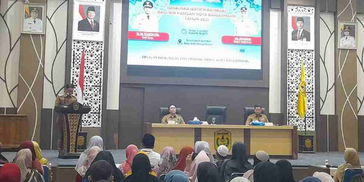 Walikota Banjarmasin HM Yamin saat sambutan Sosialisasi Sertifikasi Halal bagi Industri Kecil dan Menengah (IKM) Pangan Kota Banjarmasin batch kedua. (foto : shn/seputaran)