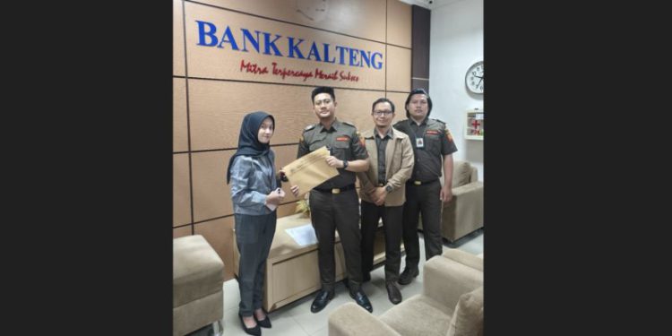 Petugas DJP Kalselteng bekerja sama dengan pegawai Lembaga Jasa Keuangan (perbankan) dalam upaya pemblokiran terhadap WP. (foto : DJP Kalselteng)