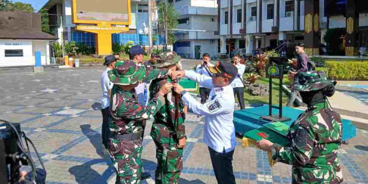 Walikota Banjarmasin HM Yamin sematkan pin kepada salah satu anggota TNI, tanda kegiatan TMMD dimulai. (foto : shn/seputaran)