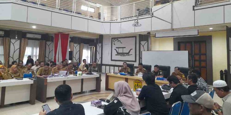 Sekadako Banjarmasin Ihksan Budiman memaparkan bangunan bando melanggar aturan saat sosialisasi reklame bersama para vendor dan Walikota HM Yamin HR dan Wakil Walikota Hj Ananda, di Aula Kayuh Baimbai, Balai Kota Banjarmasin. (foto : shn/seputaran)