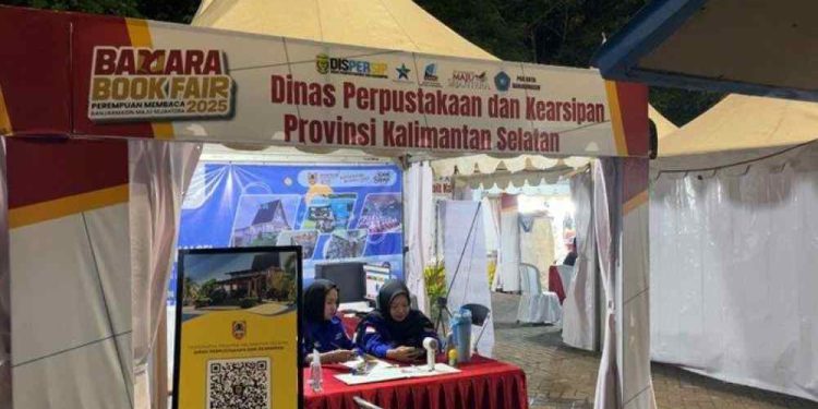 Stand Dispersip Kalsel di BAMARA Book Fair. (foto : istimewa)