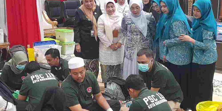 Ketua TP PKK Banjarmasin Hj Neli Listriani saat menyaksikan salah satu anak disunat. (foto : shn/seputaran)