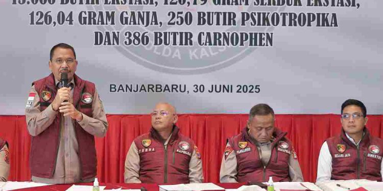 Ketua DPRD Kalsel H Supian HK hadiri Konferensi Pers dan Pemusnahan barang bukti Narkoba hasil Operasi Kepolisian Kewilayahan "Antik Intan 2025" Polda Kalsel bertempat di Lobby Mapolda Kalsel Banjarbaru. (foto : istimewa)