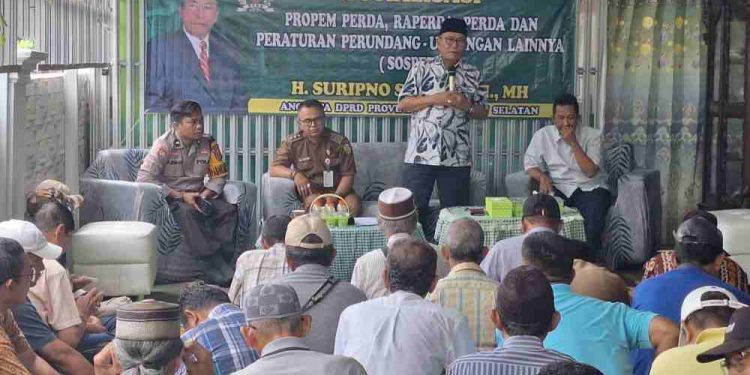Wakil Ketua Komisi II DPRD Provinis Kalsel H Suripno Sumas saat sosialisasi Perda tentang Bedah Rumah Program Pemprov Kalsel. (putza/smr)
