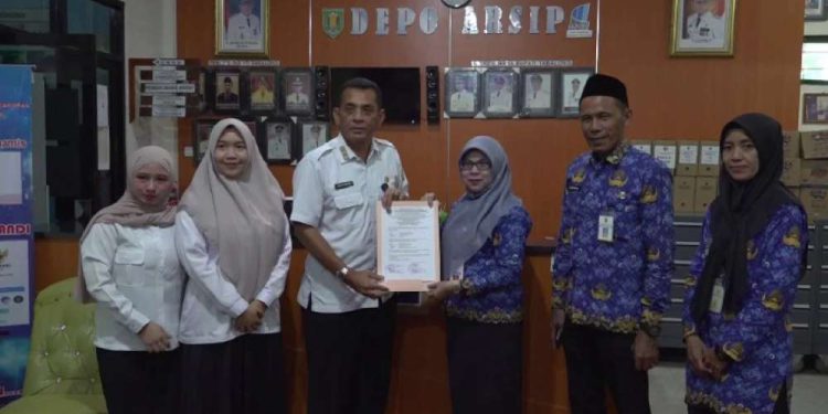Rombongan Dispersip Kalsel saat kunjungan ke Dispersip Tabalong. (foto : istimewa)