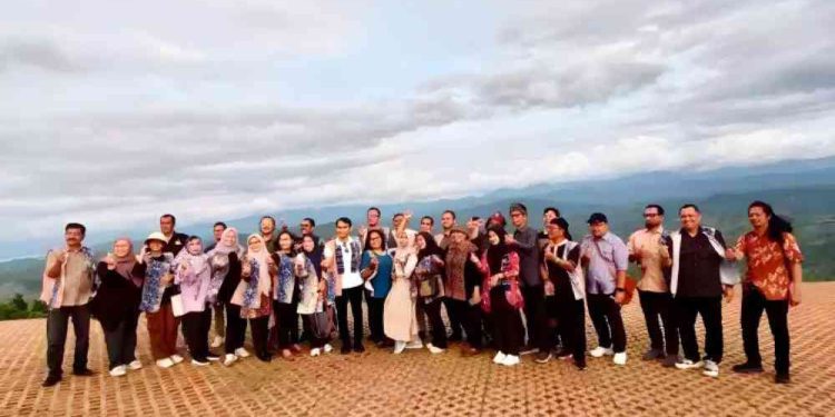 Peserta Temu Karya Taman Budaya se-Indonesia foto bersama di Tahura Sultan Adam, Kawasan Geopark Meratus. (foto : istimewa)