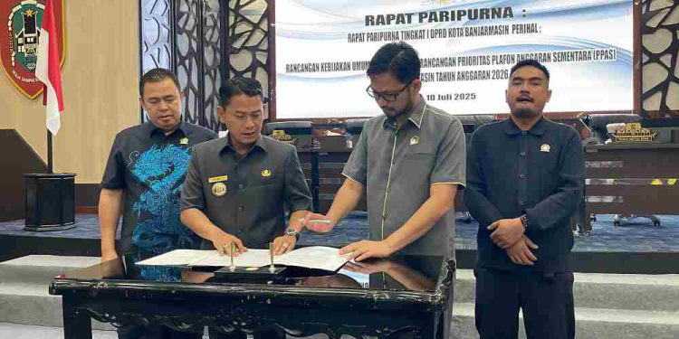 Walikota Banjarmasin HM Yamin bersama Ketua DPRD Banjarmasin Rikval Fachruri tandatangani berita acara penyampaian KUA/PPAS 2026 disaksikan unsur pimpinan DPRD Banjarmasin. (foto : sna/seputaran)