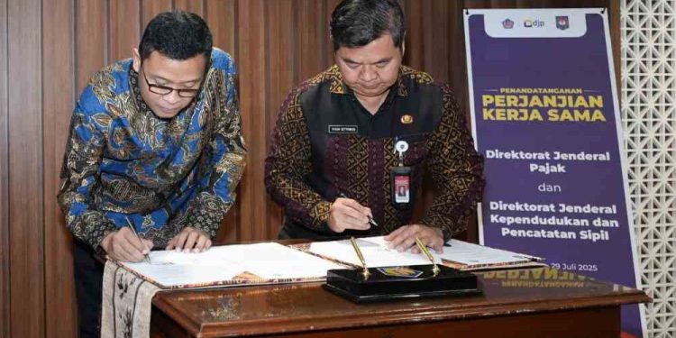 Dirjen Pajak Kementerian Keuangan Bimo Wijayanto bersama dengan Dirjen Dukcapil Kementerian Dalam Negeri Teguh Setyabudi menandatangani PKS. (foto : istimewa)