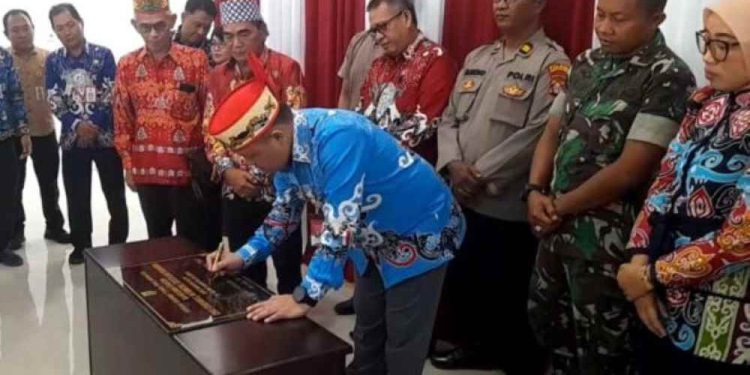 Pj Bupati Barsel H Deddy Winarwan tandatangani prasasti peresmian gedung baru Diskominfo Barsel. (foto : istimewa)