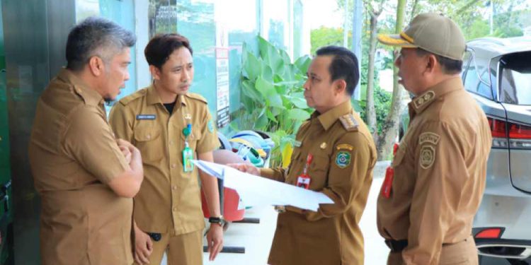 Bupati Tapin H Yamani. Didampingi Wakil Bupati H Juanda saat meninjau RSUD Datu Sanggul. (foto : istimewa)