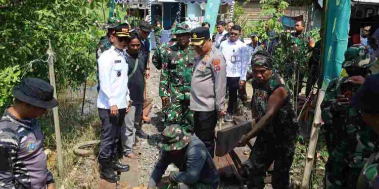Walikota Banjarmasin HM Yamin saat meninjau lokasi TMMD di Kuin Kacil. (foto : shn/seputaran)