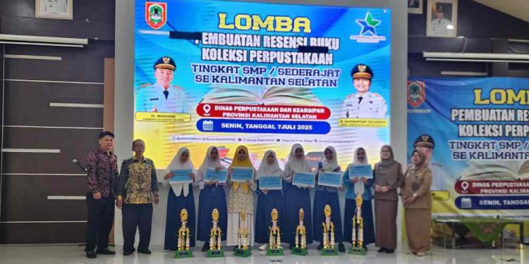 Pembagian hadiah dan tropi untuk pemenang lomba Resensi Buku koleksi perpustakaan bagi tingkat pelajar SMP/sederajat oleh Dispersip Kalsel. (foro : Dispersip Kalsel)