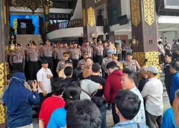 Massa Unjuk Rasa di Halaman Balai Kota, Ini yang Disoroti