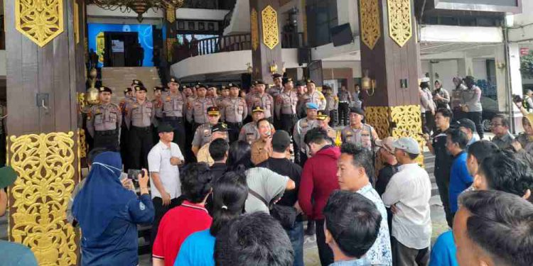 Unjuk Rasa massa di depan Balai Kota Banjarmasin. (foto : shn/seputaran)
