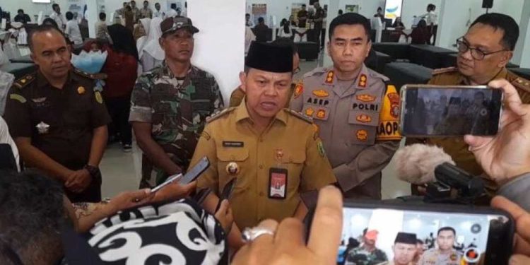 Pj Bupati Barsel H. Deddy Winarwan diwawancarai di sela peresmian MPP Barsel. (foto : istimewa)