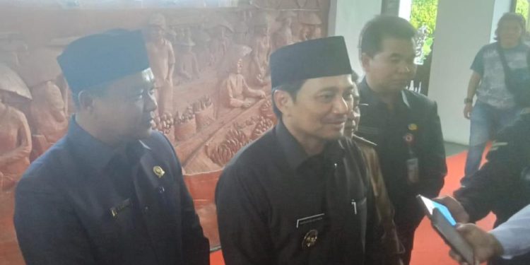 Wakil Gubernur Kalsel H Hasnuryai Sulaiman dan Wakil Ketua Badan Anggaran (Banggar) DPRD Kalsel H Kartoyo saat diwawancarai wartawan. (foto : istimewa)