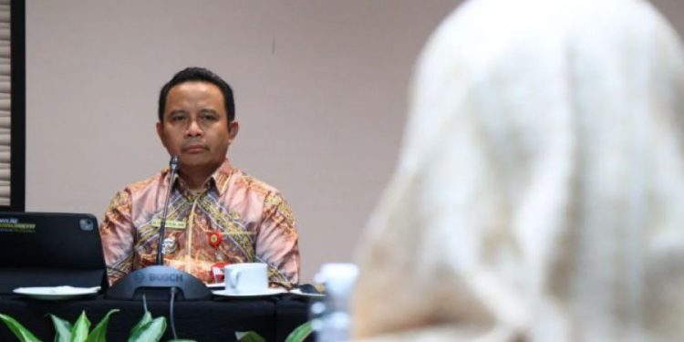 Bupati Tapin H Yamani saat wawancarai salah satu kandidat pemimpin BPR (Bank Tapin). (foto : Prokopim Tapin)