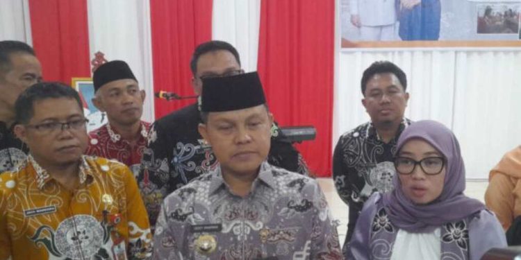 Pj Bupati Barsel H Deddy Winarwan saat diwawancarai di sela perpisahan akhir masa jabatan. (foto : istimewa)