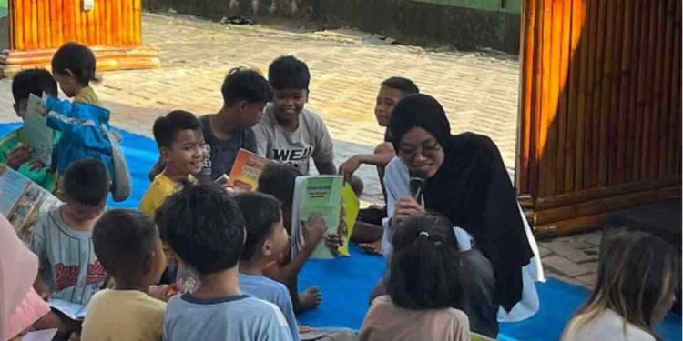 Anak-anak di Festival Hari Anak di Kampung Ketupat saat menikmati layanan Mobil Pusling Dispersip Kalsel. (foto : istimewa)