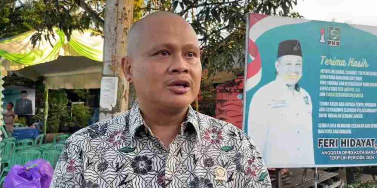 Feri Hidayat, Anggota DPRD Banjarmasin diwawancarai di sela reses. (foto : sna/seputaran)