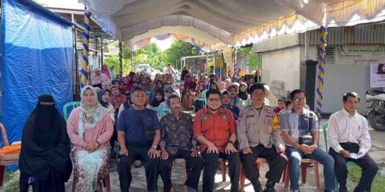 Ketua Fraksi PKS Hendra (baju merah) foto bersama warga di sela waktu reses. (foto : sna/seputaran)