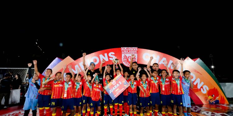 Tim sepak bola usia dini Haus Soccer Banjarmasin U-10 sukses menyabet juara ketiga dalam ajang Liga Anak Indonesia 2025. (Foto: Istimewa)