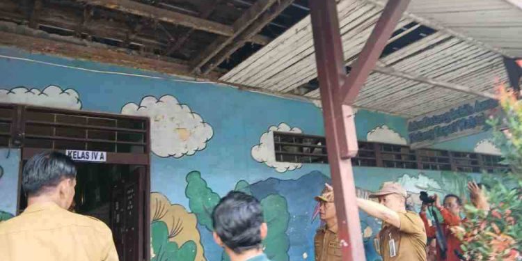Walikota Banjarmasin HM Yamin saat meninjau SDN Sungai Jingah 4 Banjarmasin yang memprihatinkan. (foto : shn/seputaran)