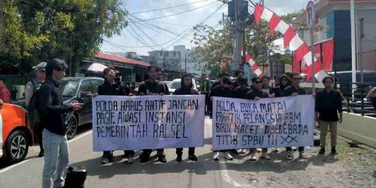 Garda Banua Nusantara saat demo di depan Kantor Ditkrimsus Polda Kalsel. (foto : istimewa)