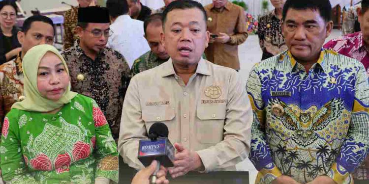 Menteri ATR/BPN Nusron Wahid diwawancarai di sela Rakor. (foto : Biro Humas ATR/BPN)