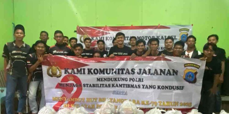 Komunitas Jalanan yang dirangkul Polda Kalsel saat foto bersama di sela kegiatan bakti sosial. (foto : putza/seputaran)