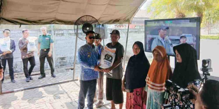 Walikota Banjarmasin HM Yamin saat menyerahkan beras Gerakan Pangan Murah kepada Warga PBP. (foto : shn/seputaran)