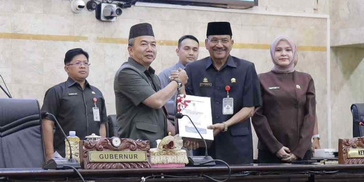 Ketua DPRD Kalsel, Dr. H. Supian HK, didampingi Wakil Ketua, Desy Oktavia Sari, memimpin rapat paripuna dihadiri Pj. Sekda Kalsel, M. Syarifuddin. (foto : istimewa)