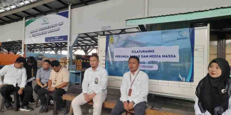 Pihak Perumda Pasar Baiman saat jumpa awak media. (foto : shn/seputaran)